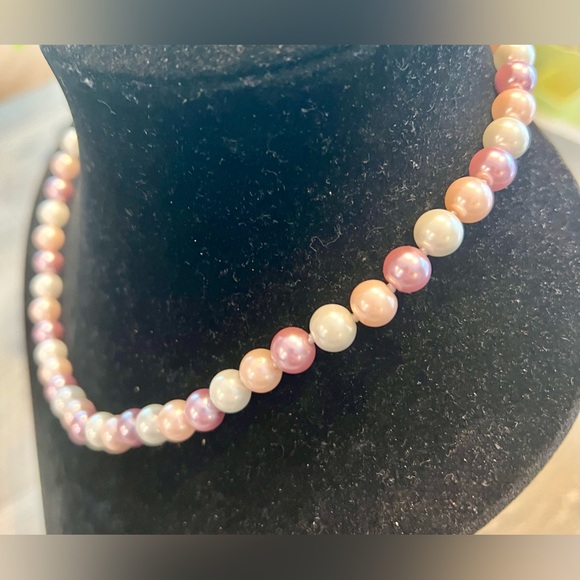 ❤️PINK PEARL SINGLE STRAND STAPLE NECKLACE WITH MATCHING POST EARRINGS💕 - Picture 5 of 7